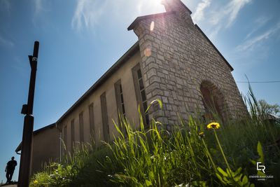 Façade de l’ancienne chapelle de Landon qui accueille l’atelier