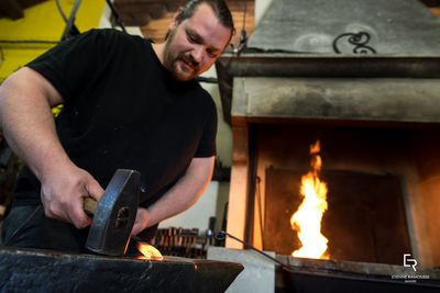 Anthony Mercier forgeant une pièce sur l’enclume