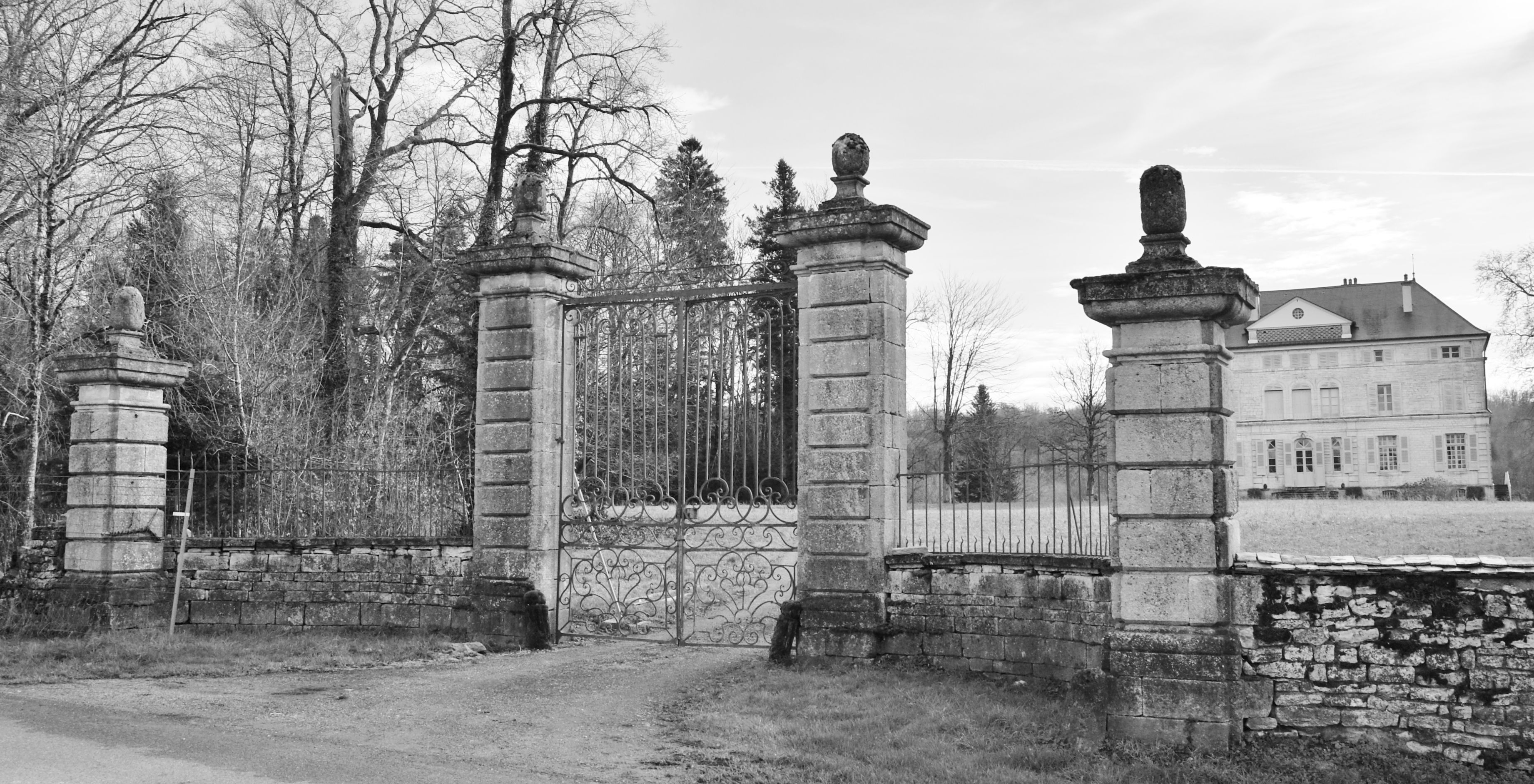 Portail d’honneur du château de Boulot, présenté dans les références de restauration de l’atelier