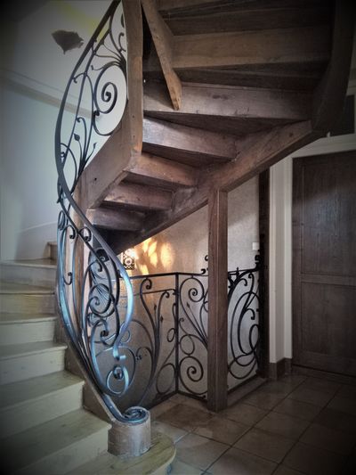 Rampe d’escalier en fer forgé aux courbes ouvragées